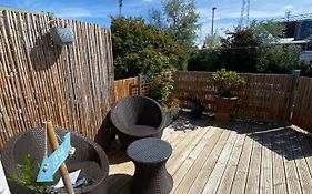 Beautiful Spacious Apartment In Swindon Town Centre